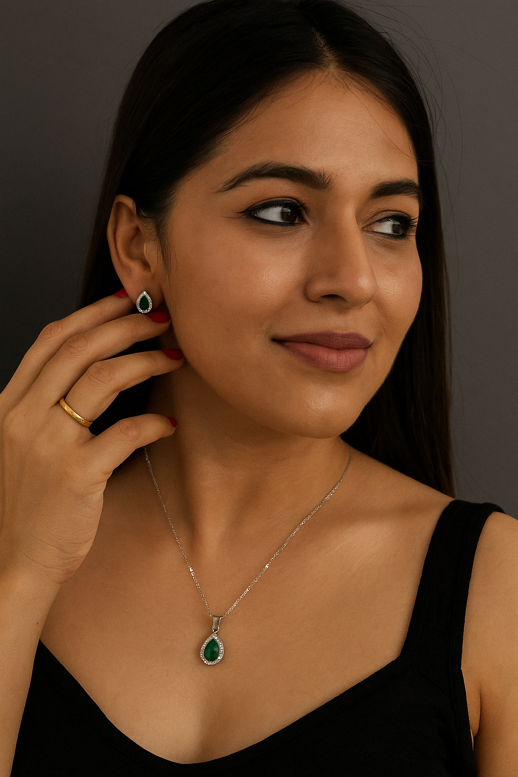 Classic Silver Emerald Set – Modern Poise, Timeless Colour