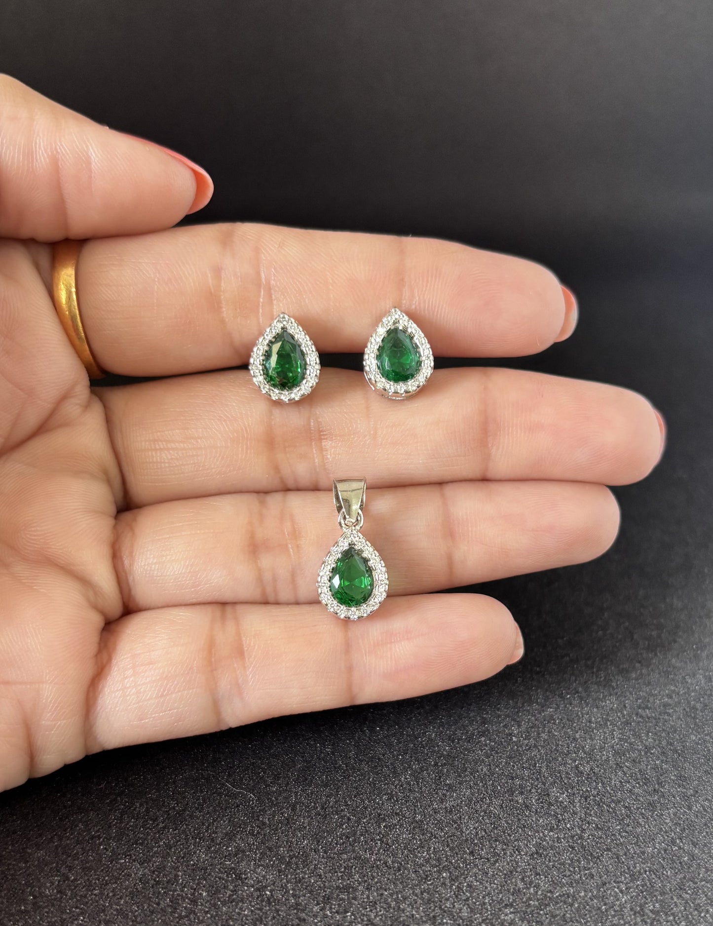 Classic Silver Emerald Set – Modern Poise, Timeless Colour