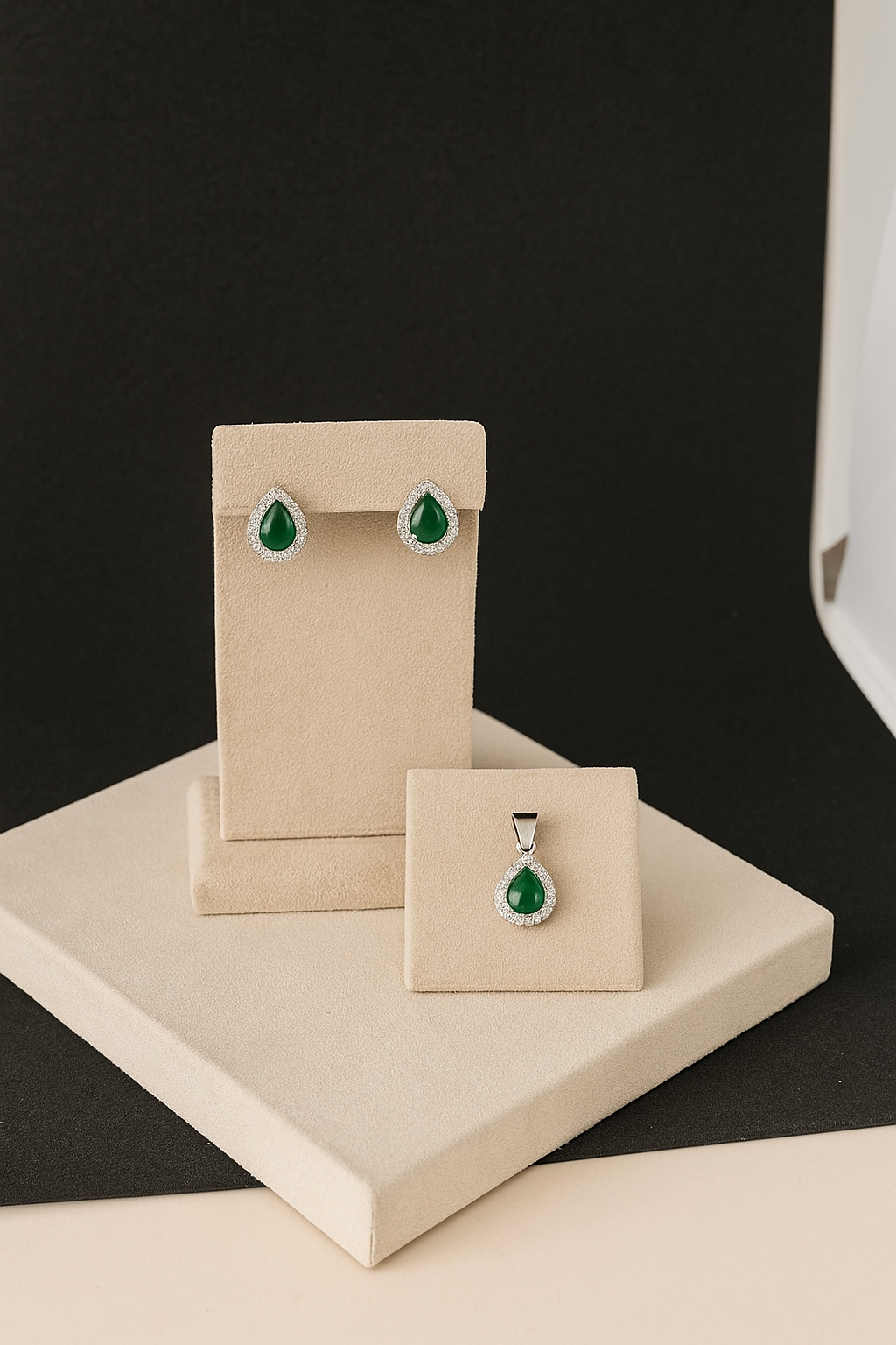 Classic Silver Emerald Set – Modern Poise, Timeless Colour